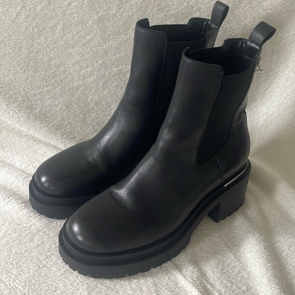 DKNY Patria Chelsea Black Chunky Lug Sole Leather Boots Sz 10 - gently used